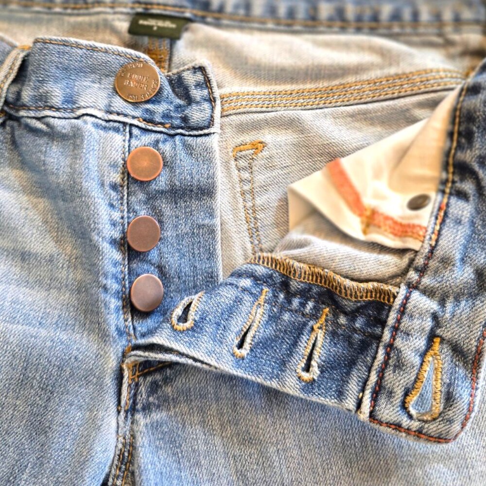EDDIE BAUER Light Wash Straight Leg Button Up Jeans sz 2